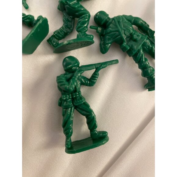 Schylling Classic Toy Soldier Set With 40 Green Army Men Figures - Picture 11 of 16